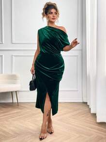 SHEIN Clasi Vestido ajustado de talla grande elegante de terciopelo sólido con cuello asimétrico, mangas tipo murciélago y abertura en el muslo para Navidad, Acción de Gracias - Vestido largo para mujer