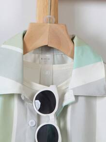 SHEIN Set de 2 piezas con camisa de manga corta con bloques de color y rayas y pantalones cortos para niño pequeño
