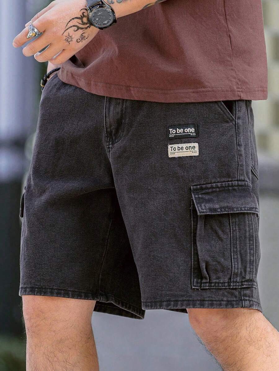 Manfinity Hypemode Quần short denim túi tiện dụng có miếng dán chữ cỡ lớn cho nam, dành cho mùa hè - màu đen - Xem 1