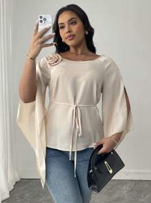 Flirla Große Größen Einfarbige Bluse mit 3D Blumen Detail und Twist Vorderseite