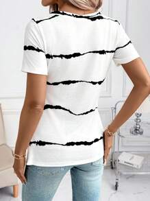 SHEIN Clasi 夏季优雅女士条纹印花褶皱木质纽扣装饰腰部收紧短袖衬衫，适合各种场合，日常休闲、居家、通勤等 - 黑與白 - 查看 2