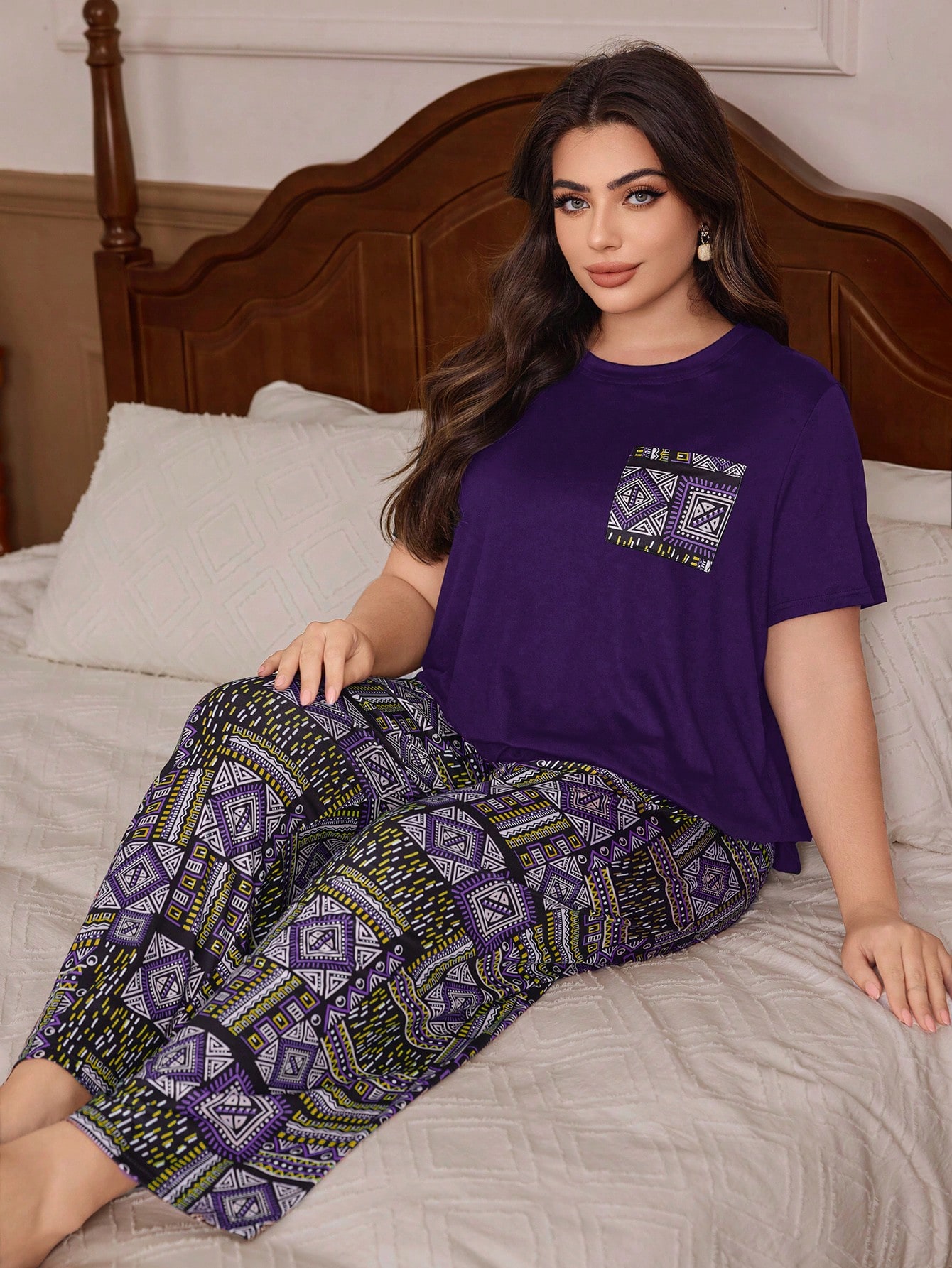 SHEIN بيجامة مكونة من ملابس علوية كنزة مطبوعة بطرا...