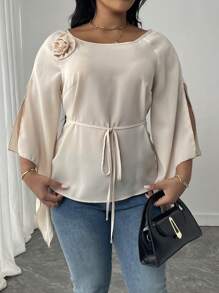 Flirla Große Größen Einfarbige Bluse mit 3D Blumen Detail und Twist Vorderseite