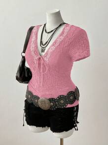 Flirla 法式系带蝴蝶结 V 领短袖 T 恤，带有复古褶皱纹理 - 粉色 - 查看 4