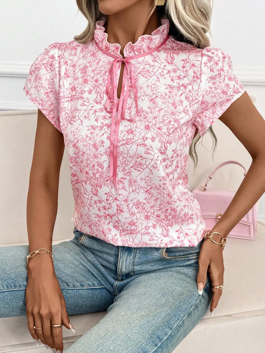 SHEIN Clasi 女士新款时尚优雅荷叶边系带碎花衬衫，适合度假、日常休闲穿着。碎花印花蝴蝶结露背荷叶边短袖衬衫，日常穿着，春夏可爱上衣，夏季露脐上衣，女士度假外出上衣，波西米亚风女装 - 彩色 - 查看 1