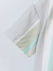 SHEIN Set de 2 piezas con camisa de manga corta con bloques de color y rayas y pantalones cortos para niño pequeño