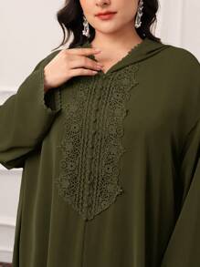 Al Najma Abaya plus size com capuz verde-exército, elegante painel de renda e robe de mangas compridas: um vestido modesto de tecido para uso diário - Verde de Exercício - Ver 1