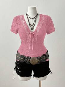 Flirla 法式系带蝴蝶结 V 领短袖 T 恤，带有复古褶皱纹理 - 粉色 - 查看 5