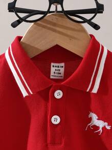 SHEIN Playful Pals 男嬰 Polo 領長袖 T 恤，刺繡圖案，紅白配色，秋季休閒優雅風，生日派對與開學穿搭 - 紅色 - 查看 4