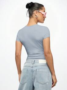 SUMWON WOMEN Video Vixen Baby Tee 短款上衣 修身 Y2K 美学修身短袖街头服饰夏季节日都市时尚宣言 T 恤 - 霧霾藍 - 查看 2
