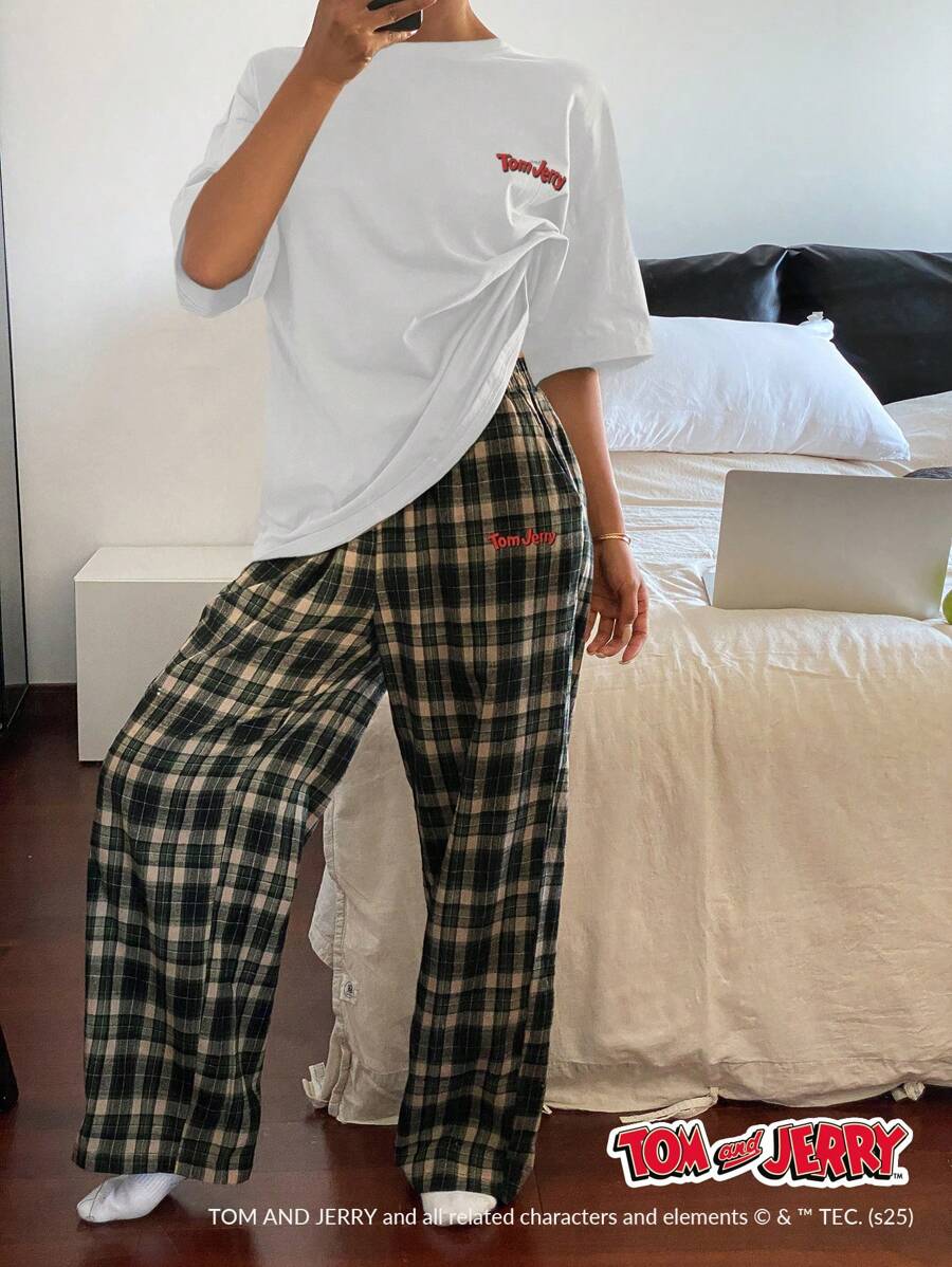TOM AND JERRY X DAZY 字母装饰和大图案印花 T 恤和格子图案宽松睡裤休闲组合