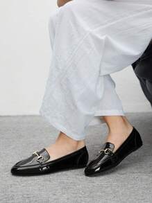 CUCCOO BIZCHIC 女士时尚黑色漆皮乐福鞋，带金属扣装饰，圆头，舒适百搭，适合通勤、约会、聚会、购物、度假等场合 - 黑色 - 查看 3