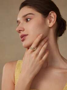 MOTF PREMIUM 方形钻石扭曲开口戒指 - 金色 - 查看 5