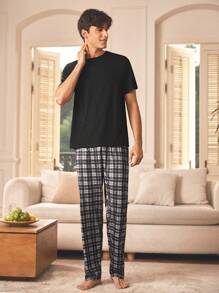 Manfinity Underwear&Sleepwear Basics Men's Summer Casual Solid Color Short Sleeve T-Shirt And Plaid Pants Pajama Set - Black - View 3
