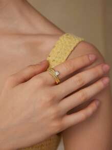 MOTF PREMIUM 方形钻石扭曲开口戒指 - 金色 - 查看 3