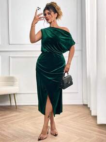 SHEIN Clasi Vestido ajustado de talla grande elegante de terciopelo sólido con cuello asimétrico, mangas tipo murciélago y abertura en el muslo para Navidad, Acción de Gracias - Vestido largo para mujer