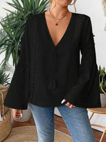 SHEIN Clasi 大码女士度假纯色蕾丝拼布镂空 V 领流苏系带喇叭袖休闲宽松衬衫，适合新年、音乐节、情人节、感恩节、圣诞节、万圣节、复活节、狂欢节、休闲聚会、海滩度假、公园野餐、日常通勤、购物娱乐，面料舒适，设计独特，性价比高，春夏