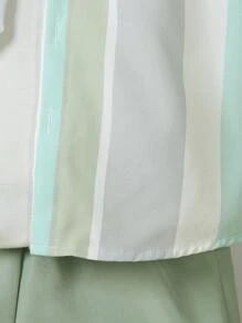 SHEIN Set de 2 piezas con camisa de manga corta con bloques de color y rayas y pantalones cortos para niño pequeño