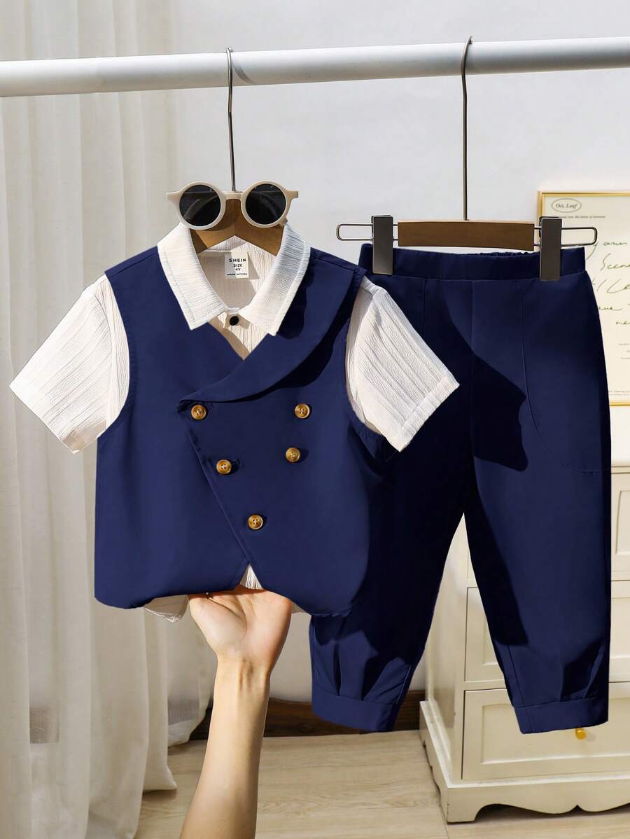 SHEIN Bộ 2 món trang phục lịch lãm và thoải mái dành cho bé trai, bao gồm áo vest màu be và quần lửng màu xanh navy, thích hợp cho mùa xuân/hè, mặc hàng ngày, đi chơi, đến trường, họp mặt, lễ hội, biểu diễn và chụp ảnh. - Màu xanh hải quân - Xem 1
