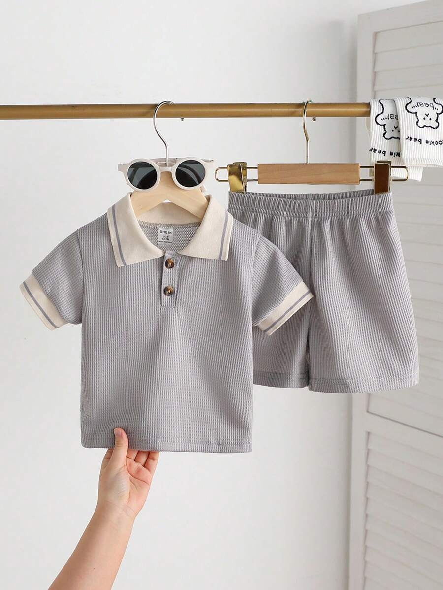 SHEIN Playful Pals Conjunto de top de manga corta y pantalones cortos de estilo casual y sencillo para niño bebé. El color verde menta es elegante y es un imprescindible de la moda. Es un artículo básico y versátil para el verano. Se puede usar como ropa de estar cómoda y holgada, ropa deportiva o usarse fuera en ocasiones como vacaciones, salidas y otros entornos casuales. - Gris - Ver 1