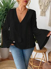 SHEIN Clasi 大码女士度假纯色蕾丝拼布镂空 V 领流苏系带喇叭袖休闲宽松衬衫，适合新年、音乐节、情人节、感恩节、圣诞节、万圣节、复活节、狂欢节、休闲聚会、海滩度假、公园野餐、日常通勤、购物娱乐，面料舒适，设计独特，性价比高，春夏