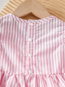 SHEIN Vintaside Kids Infant Girl Popular Spring Summer Pink Striped Top With Bow Decor And Ruffle Shorts Set, Comfortable, Chic Bow Detail, High-End Fashion, Versatile For Casual Occasions