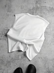 Manfinity EMRG 这款男士街头休闲上衣，灵感源自高街复古风，采用仿麂皮绒面料，白色底色上饰有红色星星立体印花图案。无论是音乐节、海滨度假（例如夏威夷）还是日常穿着，都是完美之选。同时，它也是送给男友或丈夫的绝佳礼物，完美契合街头服饰和Y2K美学。男士星星印花仿麂皮绒抓绒圆领休闲上衣，T恤图案，男装T恤，信仰主题T恤，Y2K风格男装 - 白色 - 查看 4