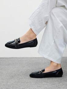 CUCCOO BIZCHIC 女士时尚黑色漆皮乐福鞋，带金属扣装饰，圆头，舒适百搭，适合通勤、约会、聚会、购物、度假等场合 - 黑色 - 查看 2