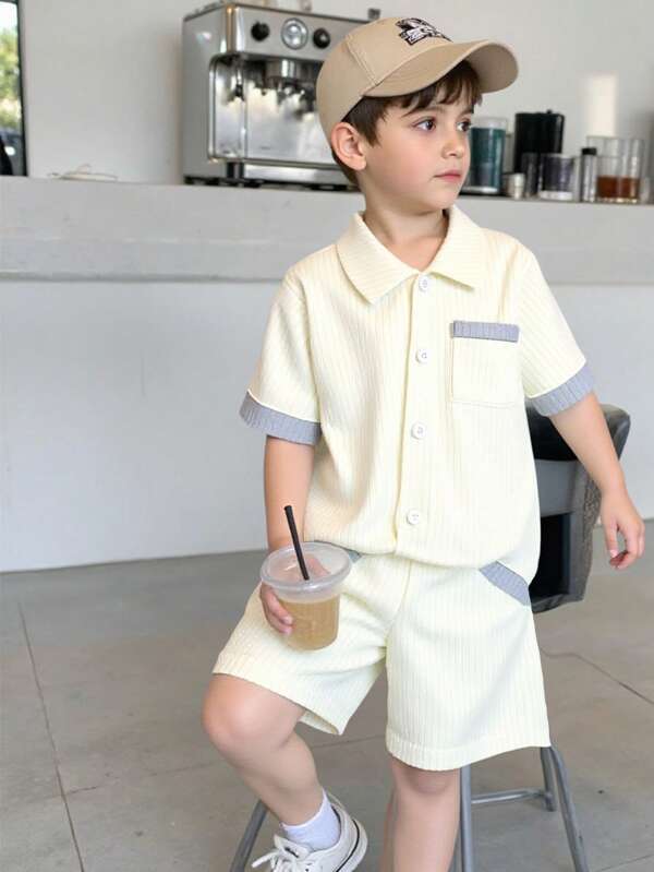 Conjunto de 2 piezas de camisa y pantalones cortos de bloque de color de tela texturizada para niños