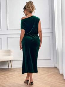 SHEIN Clasi Vestido ajustado de talla grande elegante de terciopelo sólido con cuello asimétrico, mangas tipo murciélago y abertura en el muslo para Navidad, Acción de Gracias - Vestido largo para mujer
