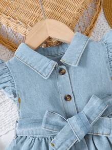 SHEIN Vestido de mezclilla con cinturón y mangas cortas lindo para bebé niña - Celeste - Ver 3
