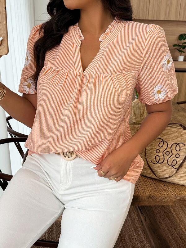 Weeklong Camisa de talla grande con estampado de margaritas a rayas, drapeada y volante en el bajo, diseño de patchwork