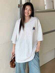 Dazy Plus 加大码 V 领超大短袖长款熊刺绣 T 恤，春夏学院风上衣 - 灰色 - 查看 3