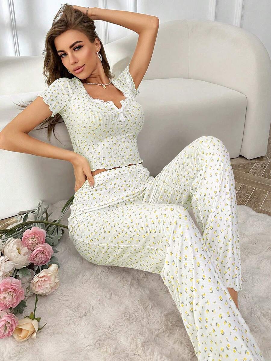 CottageSlumber Conjunto de pijama con botones, media cartera y estampado floral disperso de mangas cortas - Amarillo - Ver 1