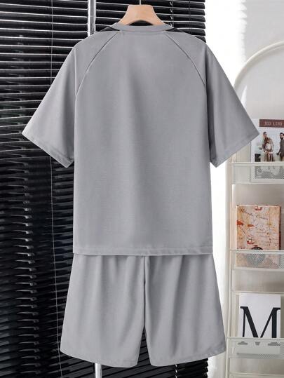 SHEIN 这款两件套青少年男童户外运动时尚休闲街头风T恤短裤套装，包含一件灰色条纹印花圆领短袖宽松T恤和一条条纹印花弹力腰5英寸短裤。适合日常穿着、运动、购物和其他休闲场合。