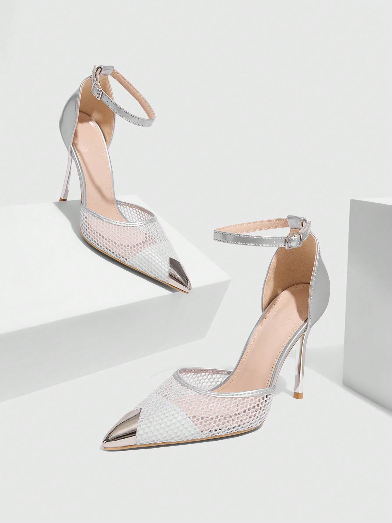 CUCCOO SZL 섹시하고 패셔너블한 뾰족한 발끝 메탈 버클 실버 통기성 메쉬 스트랩 여성 스틸레토 하이힐 홀로우 아웃 펌프스
