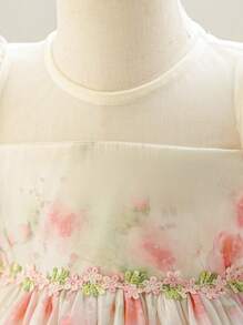 SHEIN Glamorique Kids Robe de mariée de bébé fille, en satin, personnalisée avec imprimé floral de rose, jupe à godets, manches bouffantes, style doux et vintage de palais, robe de soirée ajustée - Rose bonbon - Voir 5