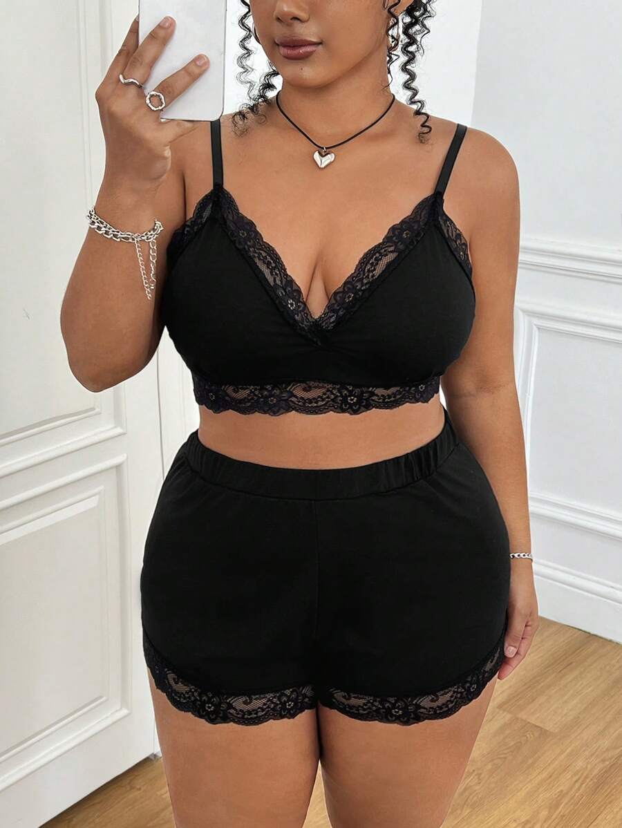 SHEIN EZwear Conjunto de ropa de estar en casa informal de talla grande con top de tirantes finos tipo camiseta y shorts con detalles de encaje y patchwork, ideal para primavera/verano - Negro - Ver 1