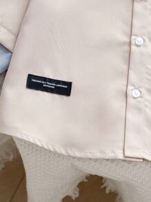 SHEIN Chemise décontractée 2 en 1 à manches longues pour jeunes garçons, col simple et ample, manches avec étiquette raffinée. Tenue décontractée pour sorties quotidiennes, fêtes, vacances et école. Ensemble de chemises simples pour garçons adolescents - Kaki - Voir 5