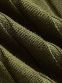 SHEIN EZwear Damska koszulka w dużym rozmiarze z kołnierzykiem typu "turndown" i falbanką z przodu, w jednolitym kolorze