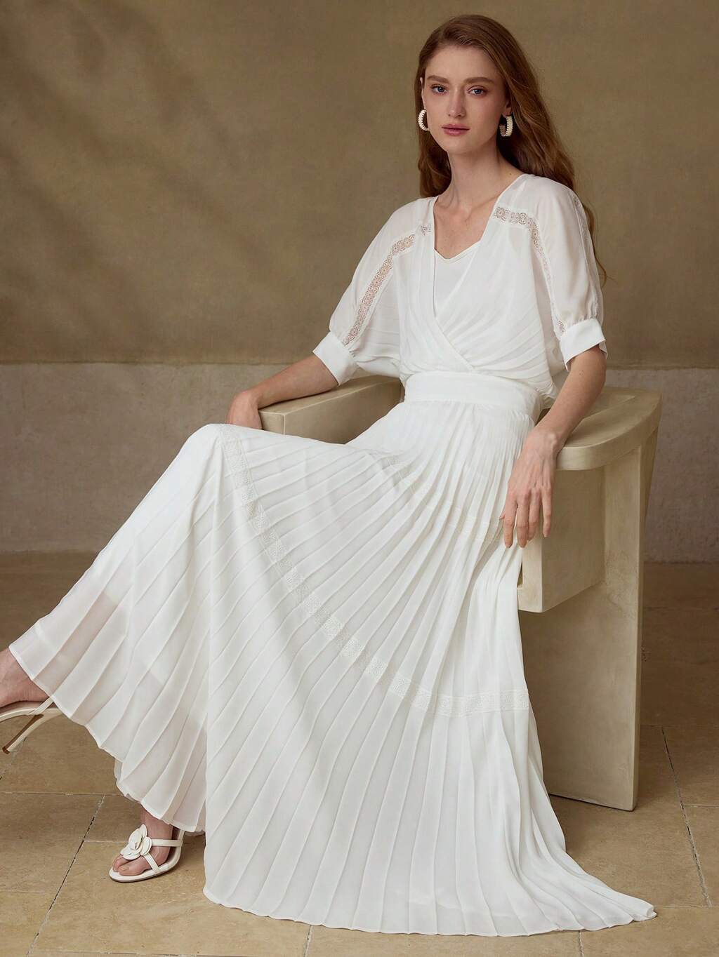 VESTIDO FLUIDO DE RENDA CONTRASTANTE