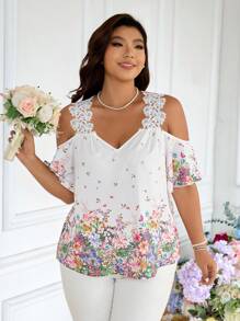 SHEIN Frenchy Blusa ancha de talla grande con estampado floral y hombros abiertos para vacaciones