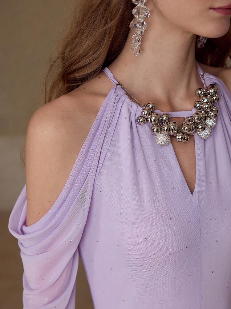 VESTIDO COM DETALHE FRIO NO OMBRO, CORTE VIÉS COM MIÇANGAS, LOOK DO DIA DOS NAMORADOS