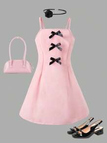Das Sommerkleid für Tween Mädchen hat eine A-Linien-Silhouette, ist mit Schleifen-Accessoires verziert und wird mit einer Halskette mit Rosenmotiv geliefert. Das neu eingeführte Kleid bietet Komfort und verkörpert gleichzeitig Mode, Eleganz, Süße und Niedlichkeit. Es ist unverzichtbar für Alltagsoutfits und Ausflüge. - Pink - Übersicht 1