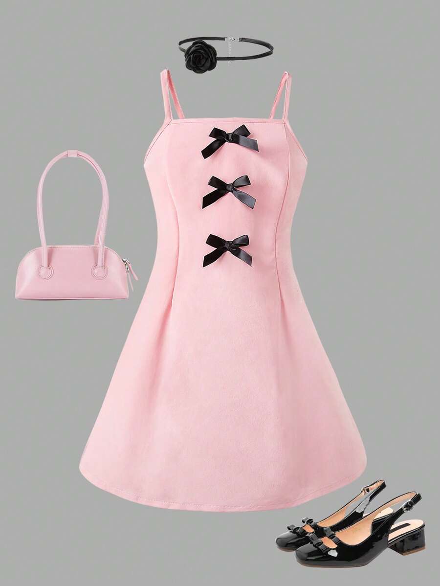 Das Sommerkleid für Tween Mädchen hat eine A-Linien-Silhouette, ist mit Schleifen-Accessoires verziert und wird mit einer Halskette mit Rosenmotiv geliefert. Das neu eingeführte Kleid bietet Komfort und verkörpert gleichzeitig Mode, Eleganz, Süße und Niedlichkeit. Es ist unverzichtbar für Alltagsoutfits und Ausflüge. - Pink - Übersicht 1