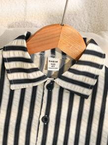 SHEIN Casuvi Kids 两件套男童休闲简约条纹短袖衬衫和配套短裤，时尚休闲套装，适合日常穿着、度假、上学、夏季出游、假日、旅行、休闲、日光浴等场合。 - 黑與白 - 查看 5