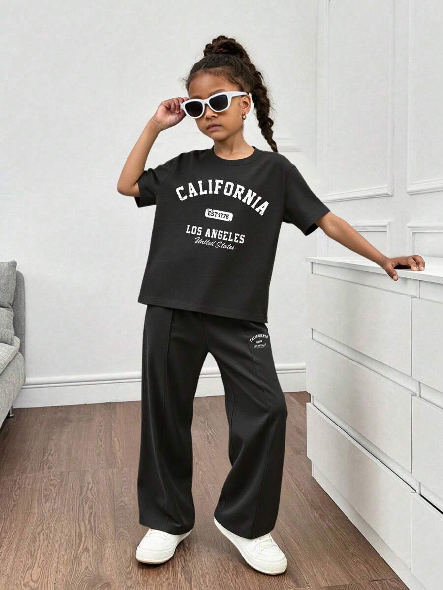 1 套女孩休闲圆领落肩 T 恤和简约条纹宽松裤，极简主义风格日常装