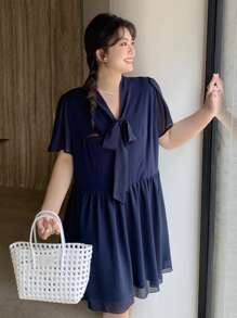 Dazy Plus Váy mini xẻ tà cổ chữ V tay ngắn màu trơn cỡ lớn, eo thắt eo, chất liệu chiffon, mùa xuân/hè - Màu xanh hải quân - Xem 3