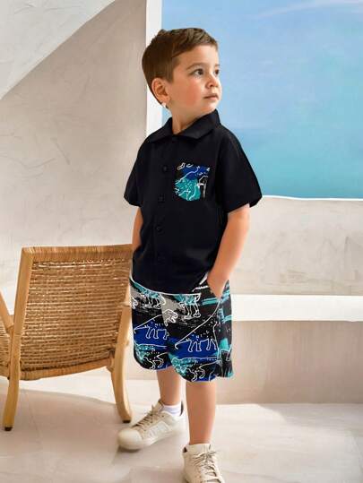 2 件套年轻男童休闲度假风格趣味植物恐龙图案短袖开衫和印花短裤两件套，适合春夏季节，适合户外度假、上学、运动和居家穿着
