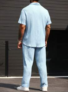 Manfinity Homme Conjunto de camisa de manga corta con botones y pantalones de tela texturizada para hombres de talla grande para el verano